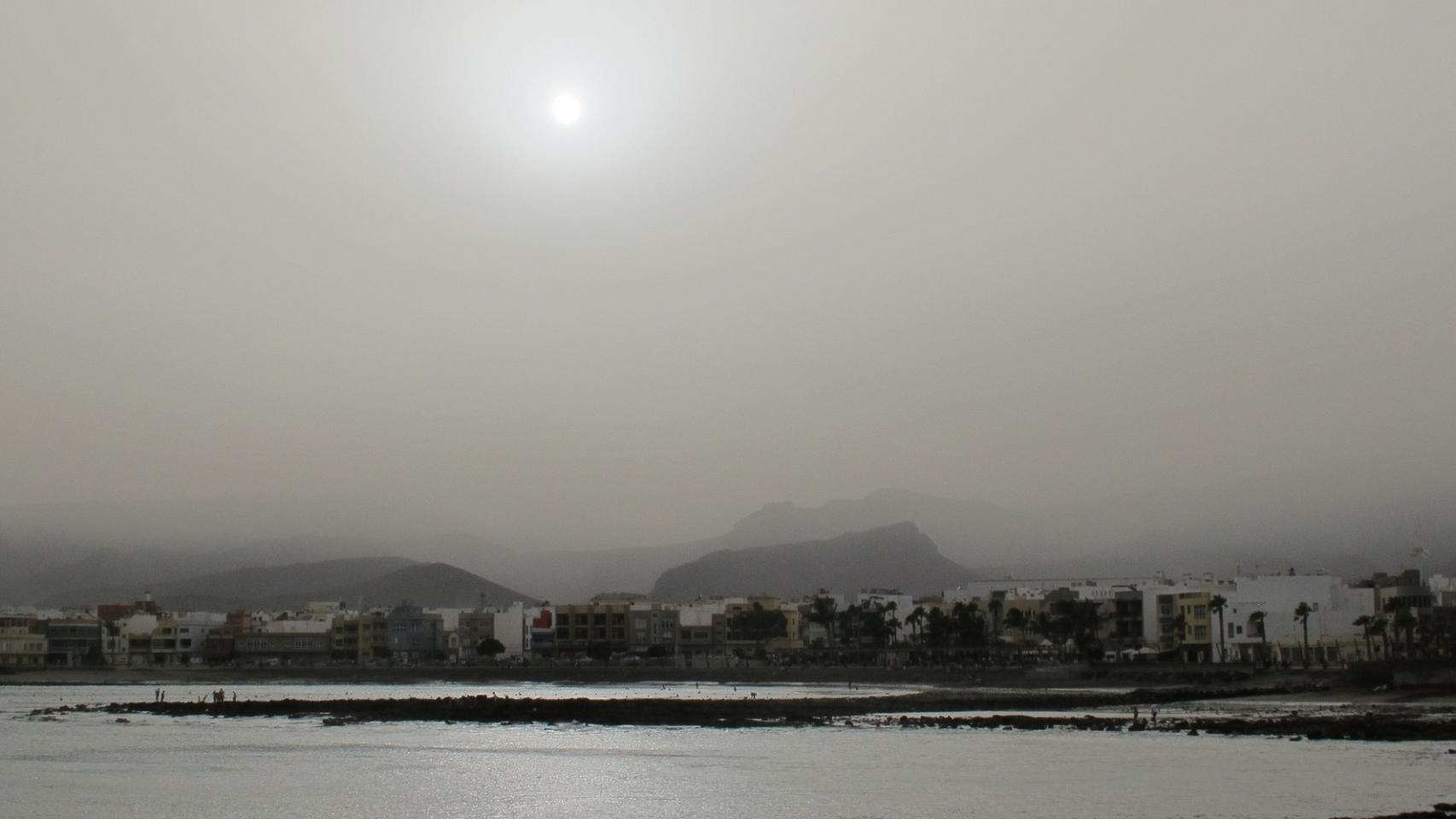 Calima sobre la playa de Arinaga, en Gran Canaria.