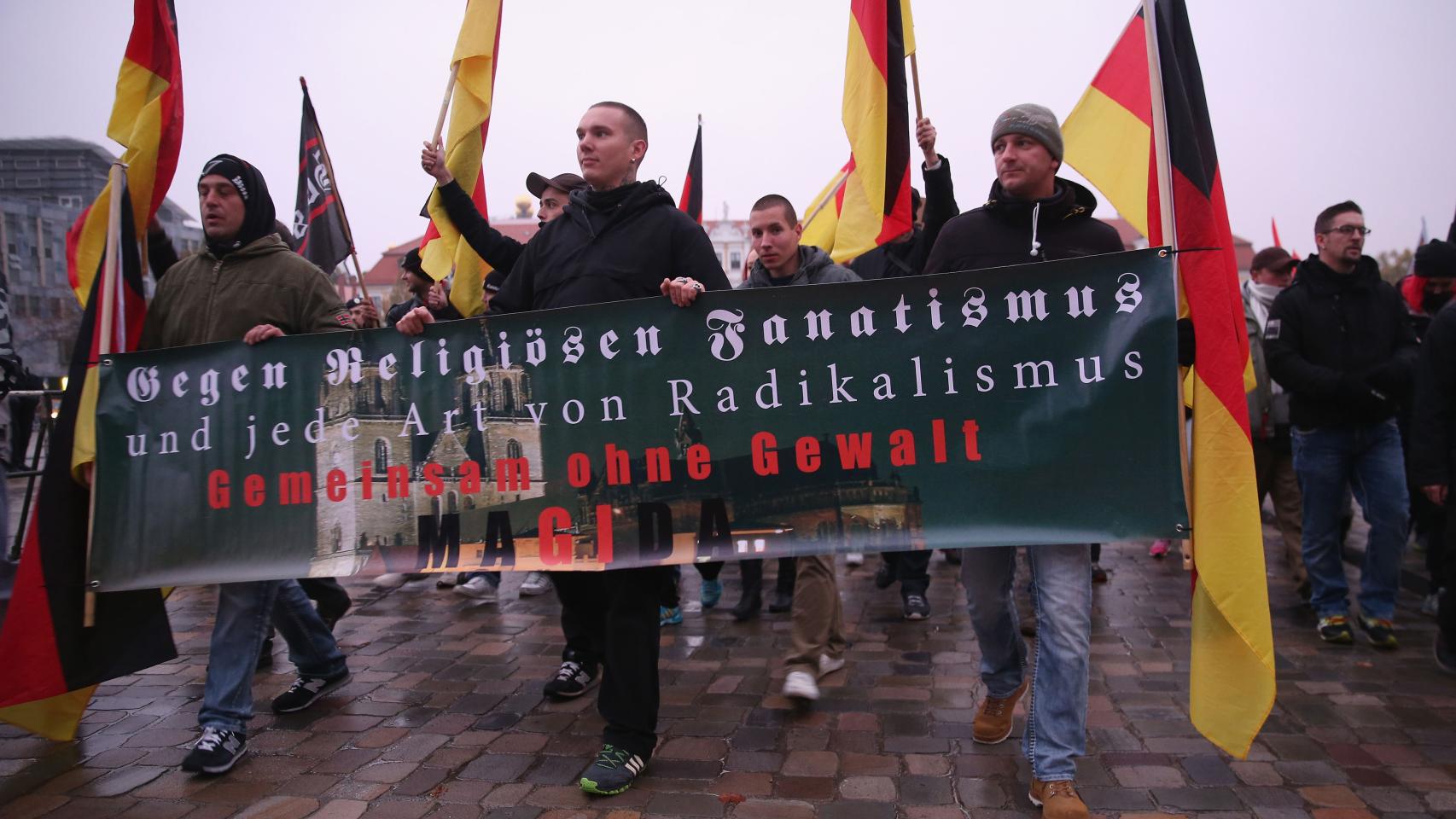 Simpatizantes del islamófobo Pegida asisten a una protesta organizada por AfD.