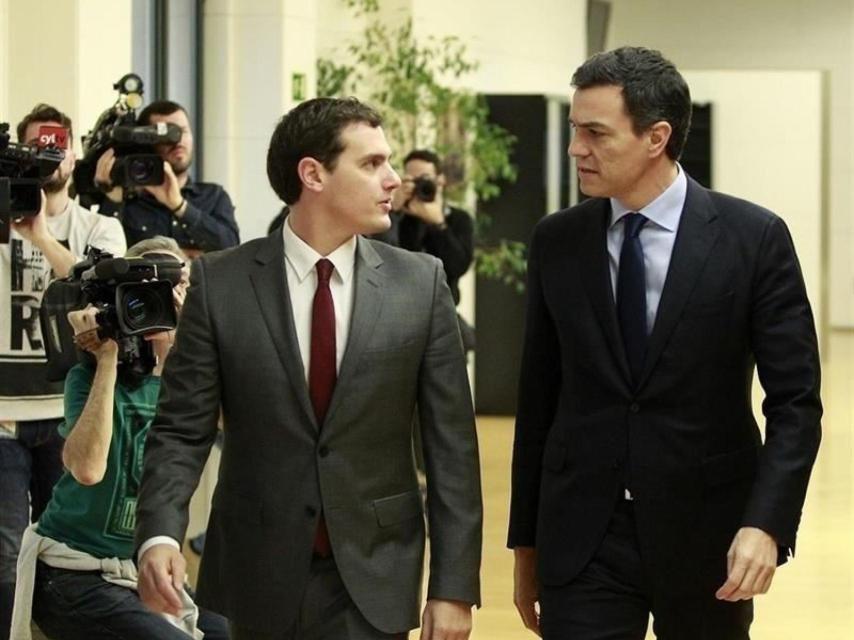 Rivera dice que su negociación con el PSOE va contra lo que pretende Podemos