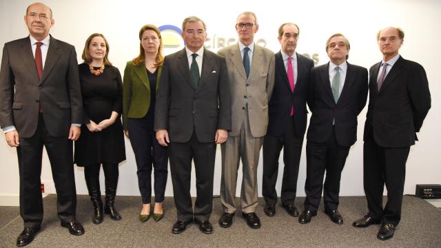 El cuarto por la izquierda, el presidente del Círculo de Empresarios, Javier Vega de Seoane.