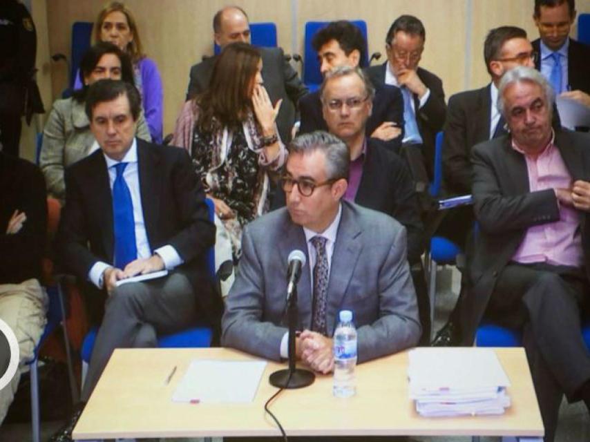 Diego Torres durante el juicio. En la última fila, a la izquierda, la infanta Cristina y a la derecha, Urdangarin