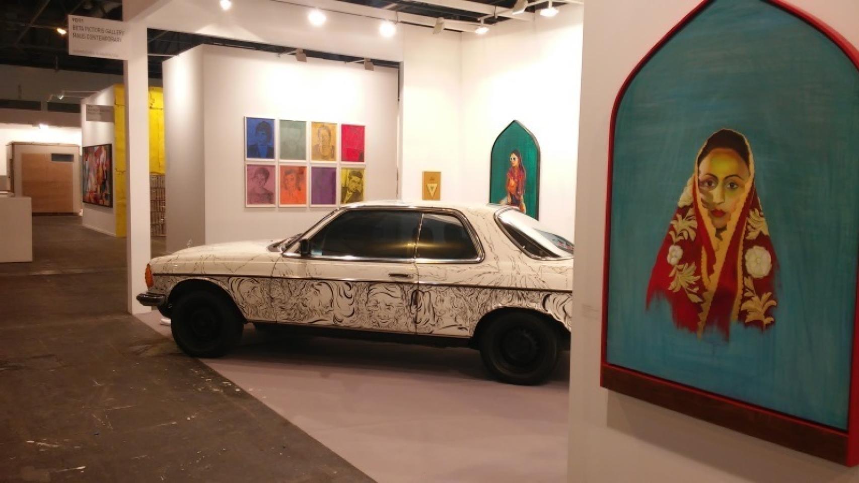 Taravat Talepasand y su pieza Dar Bast (Closed Door) 1977 Mercedes 230 Coupé.