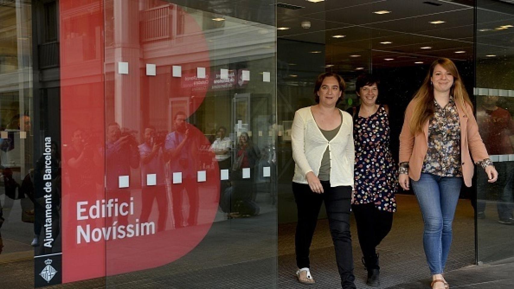 Colau junto a Laia Ortiz (centro) y Janet Sanz, días después de ganar las elecciones
