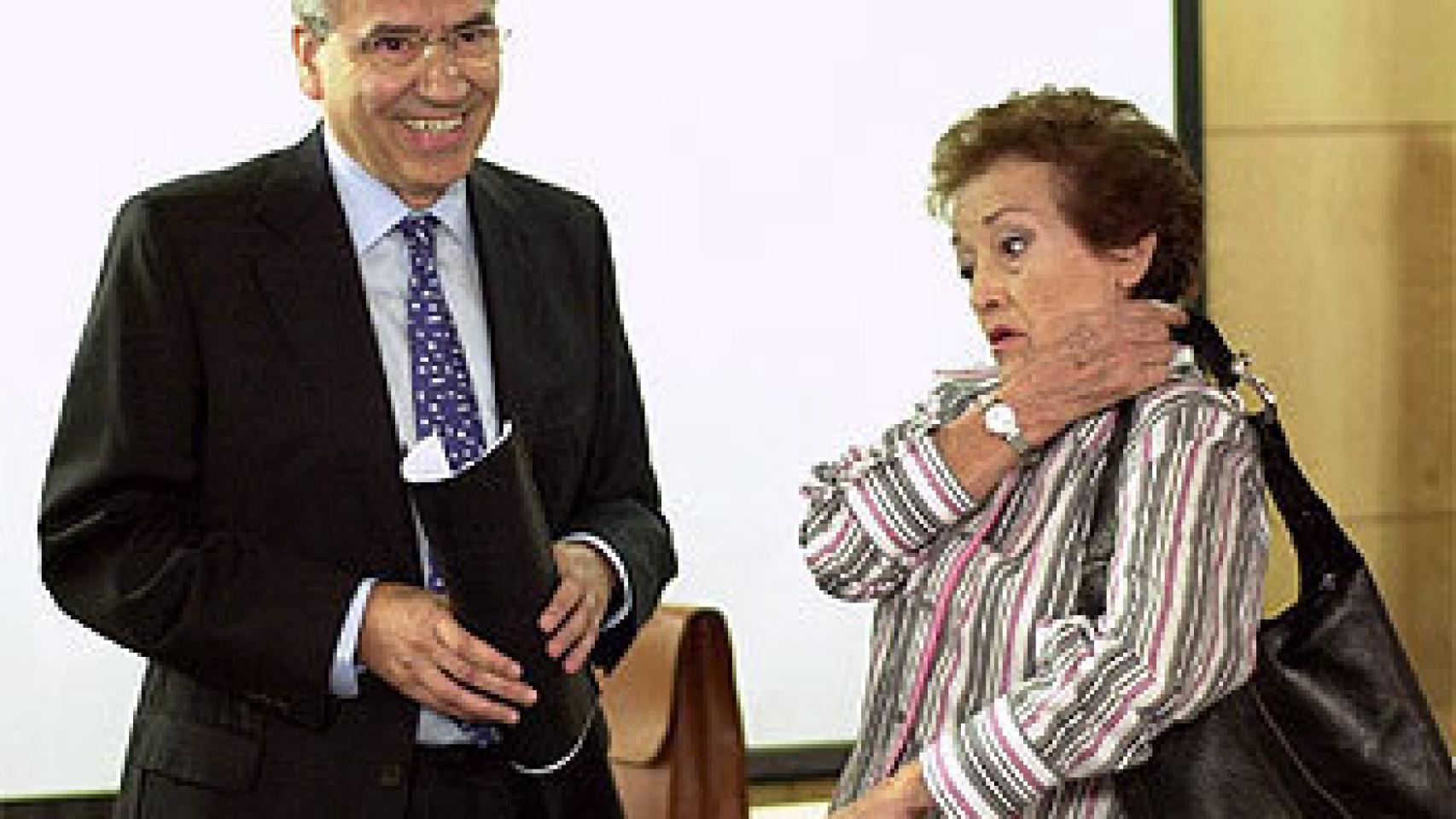 Amparo Baró y Alfonso Guerra, durante la grabación del capítulo de Siete Vidas