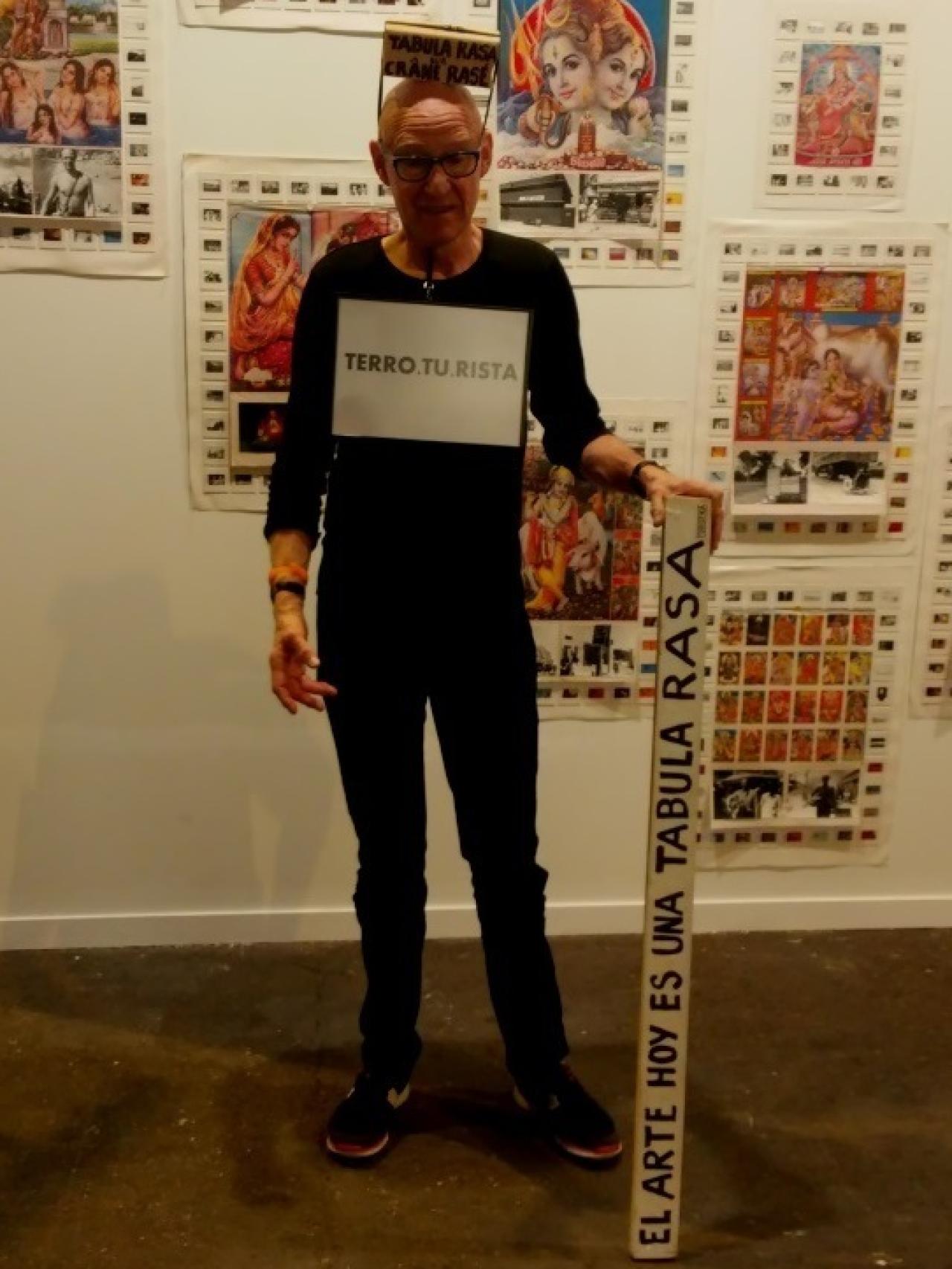 El artista con tu listón sobre la tabla rasa del arte.