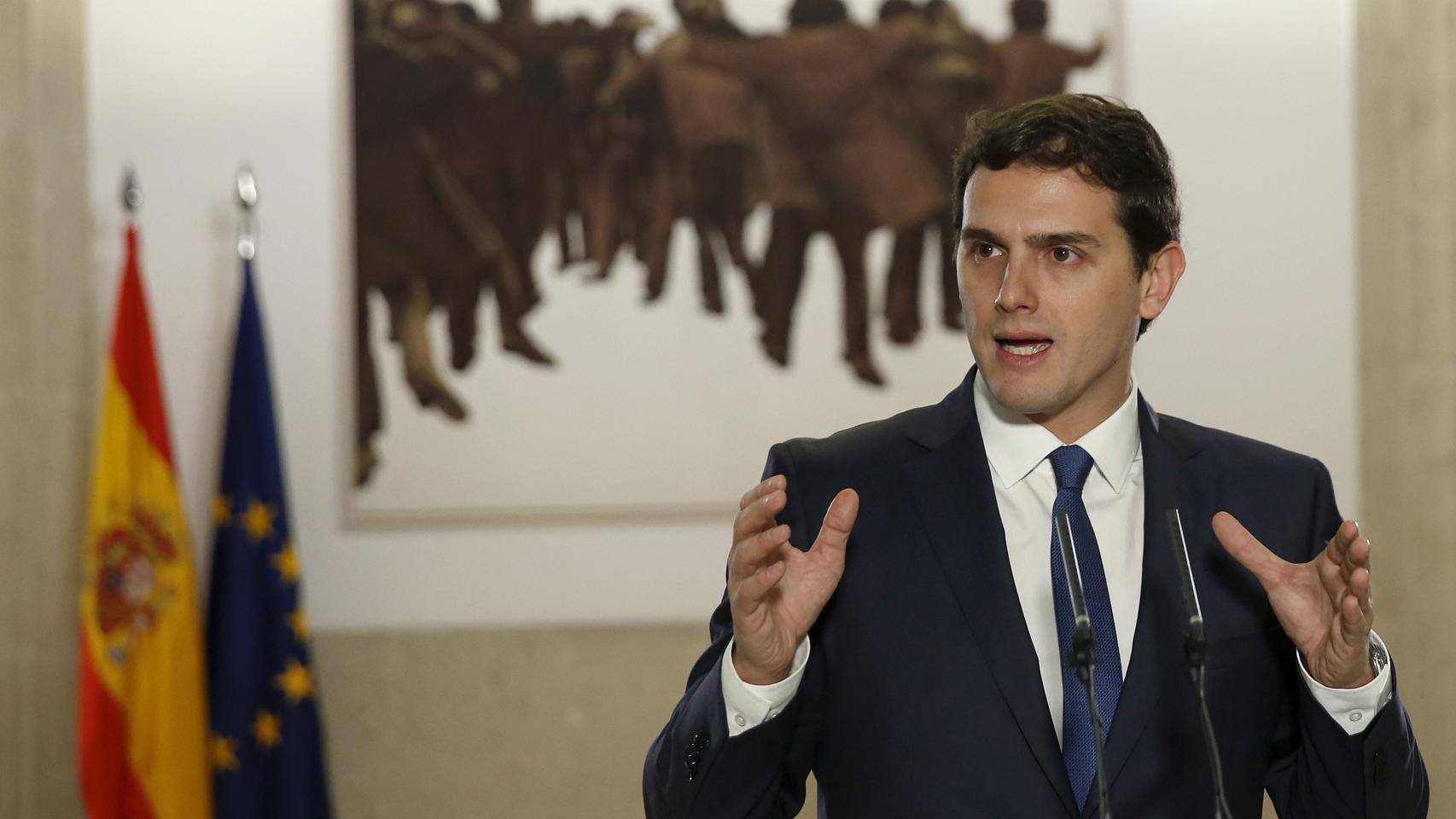 Rivera, en rueda de prensa con 'El abrazo'.