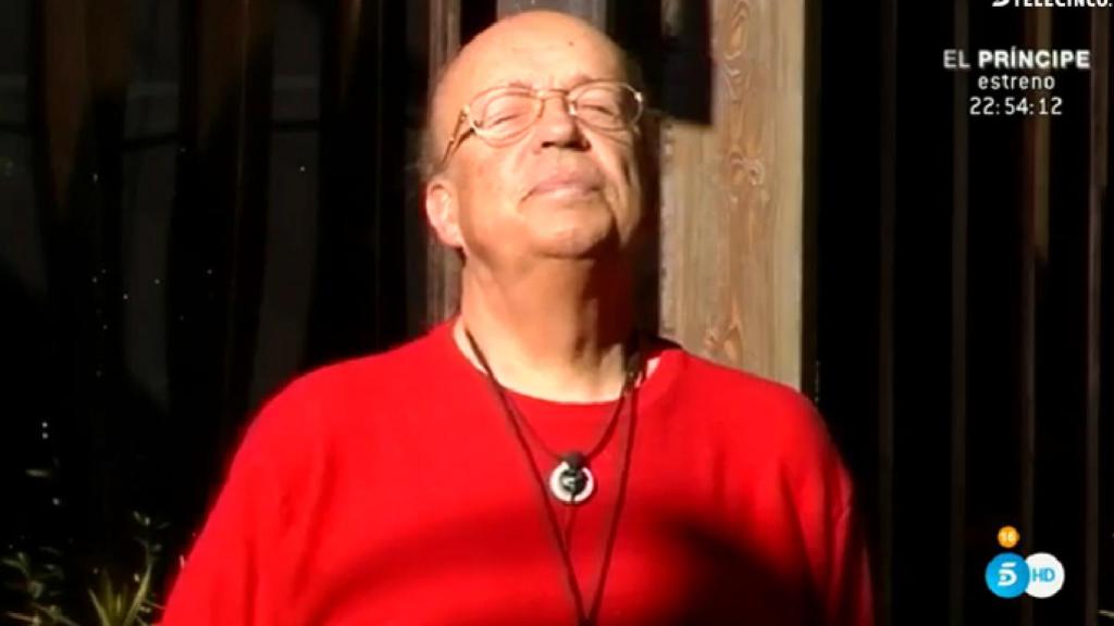 Rappel toma el sol mientras Carlos Lozano le intenta sacar información sobre su pareja (Mediaset)