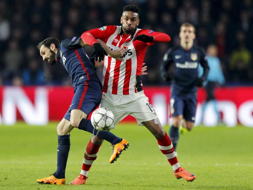 Juanfran pelea por la pelota.