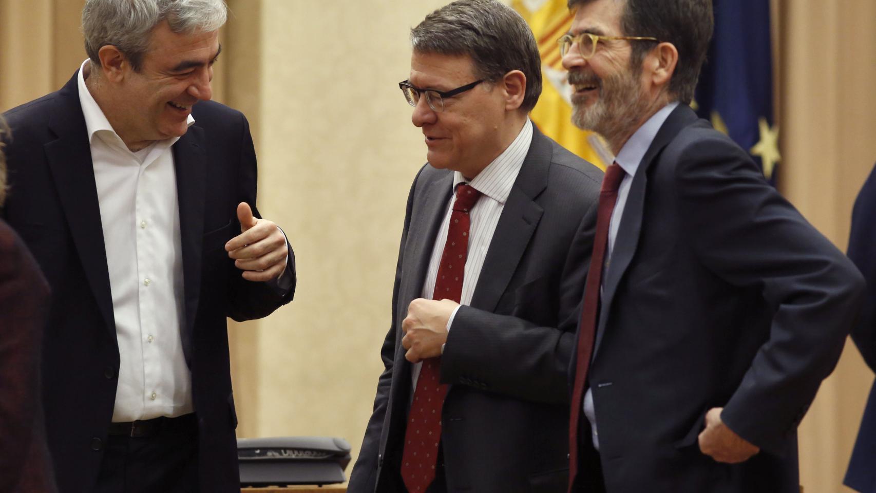 Luis Garicano conversa con Jordi Sevilla y José Enrique Serrano.