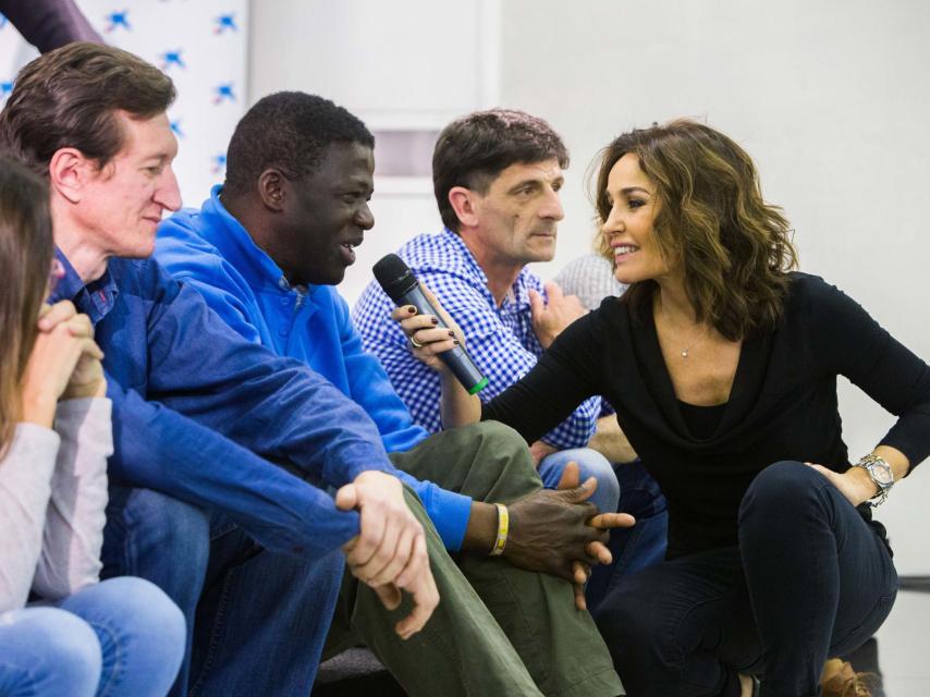 Blanca Marsillach acompañada de los profesionales de la producción teatral