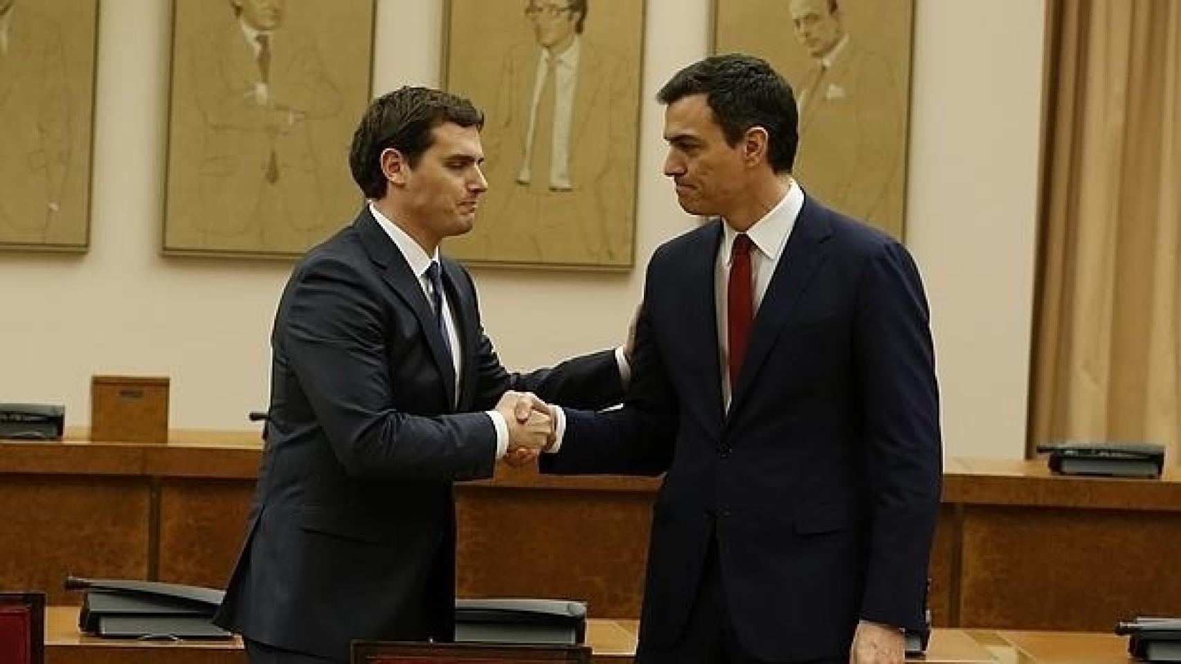 Rivera y Sánchez estaban tan compenetrados que han hecho hasta la misma mueca en el apretón de manos