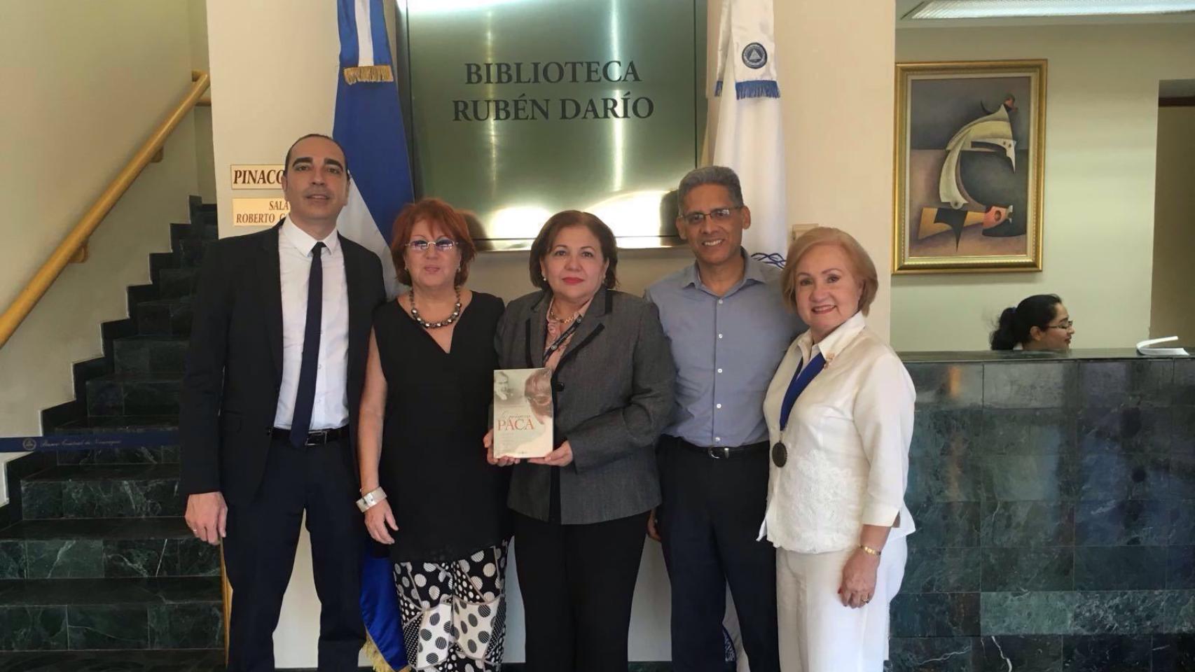 Manuel Francisco Reina y Rosa Villacastín han visitado la Biblioteca Rubén Darío