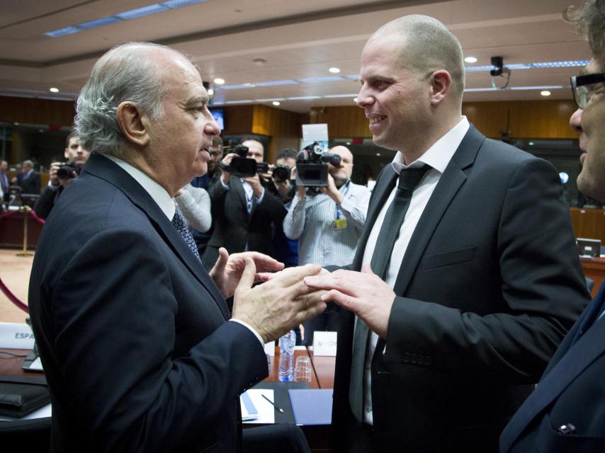 Fernández Díaz charla con su homólogo belga en la reunión de ministros del Interior.