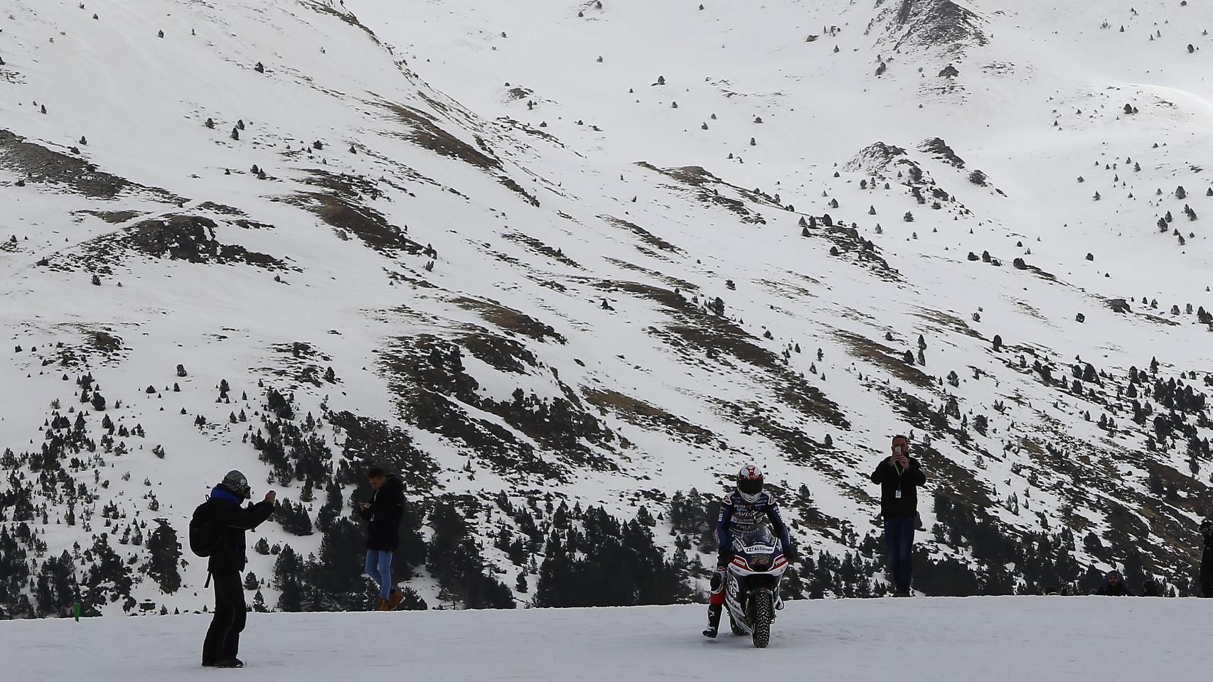 Loris Baz llega a la presentación de su equipo con su Ducati GP14.2