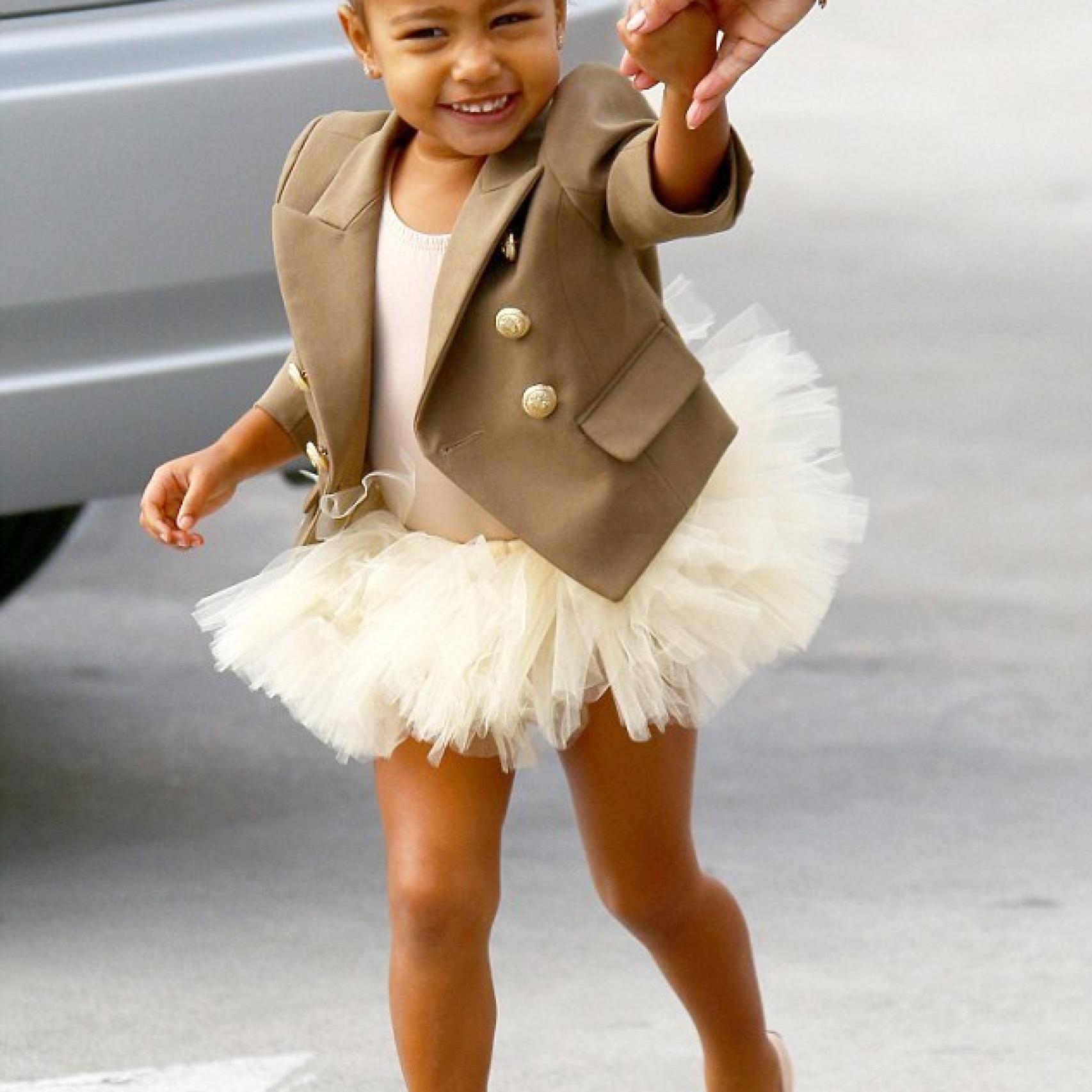 North West después de su clase de ballet con chaqueta de Balmain
