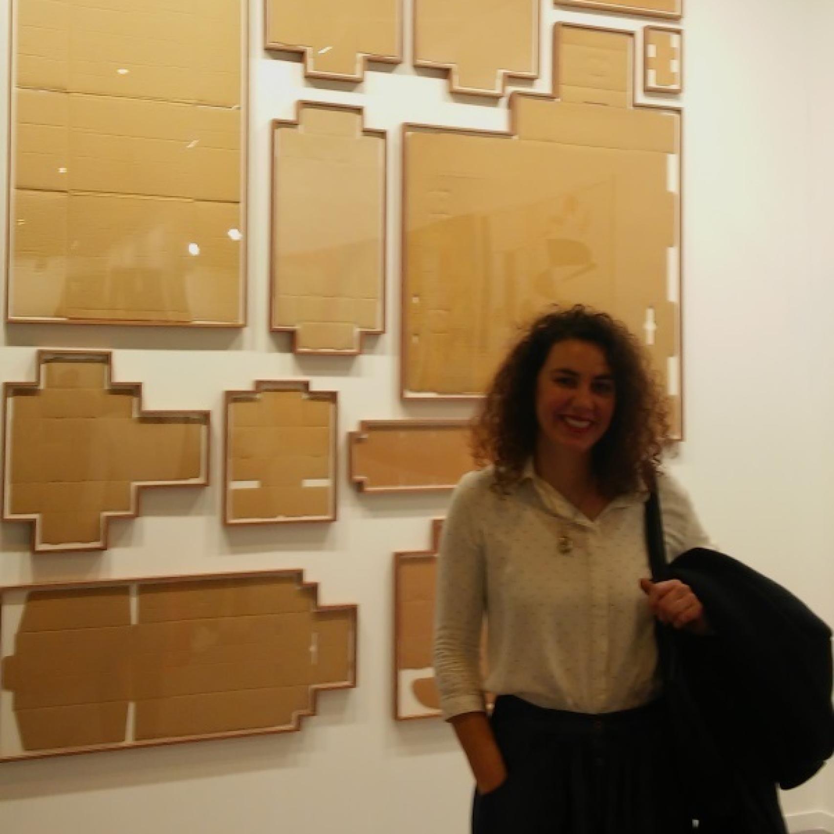 La artista Irma Álvarez Laviada junto a su obra.