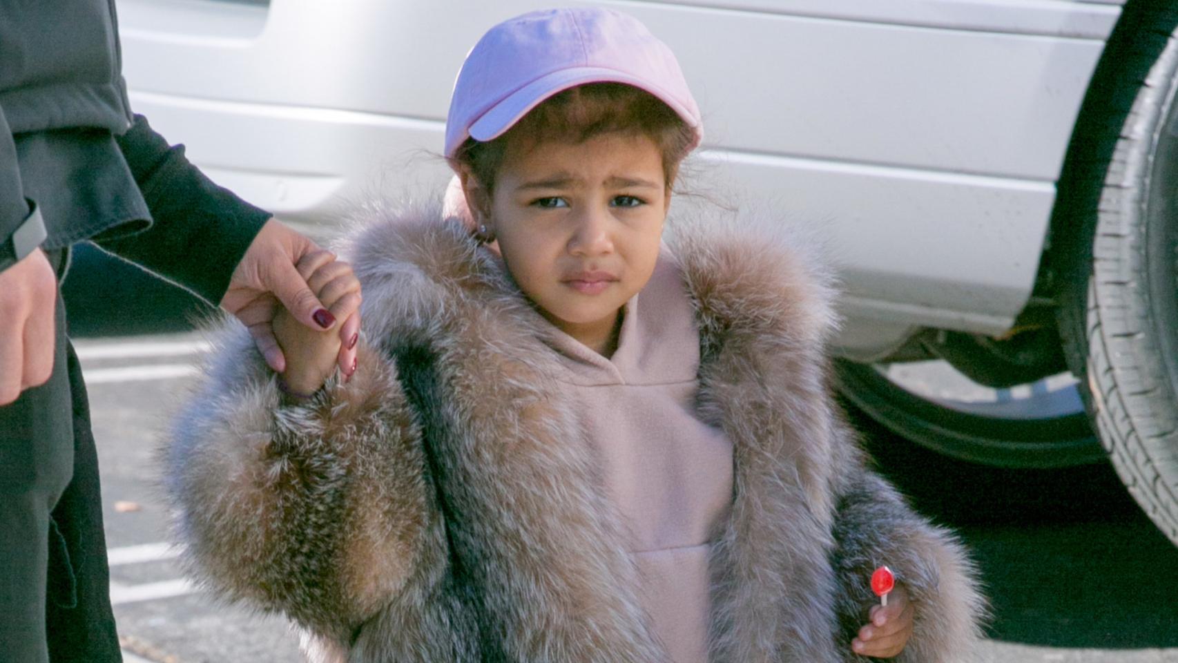 North West con chandal y abrigo de zorro