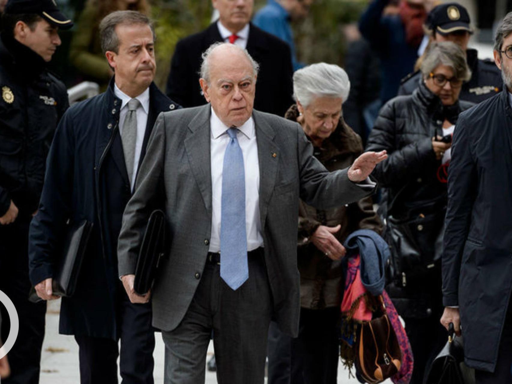 Jordi Pujol y Marta Ferrusola junto a sus abogados.