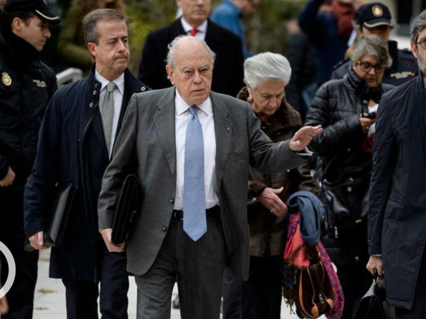 Jordi Pujol y Marta Ferrusola junto a sus abogados.