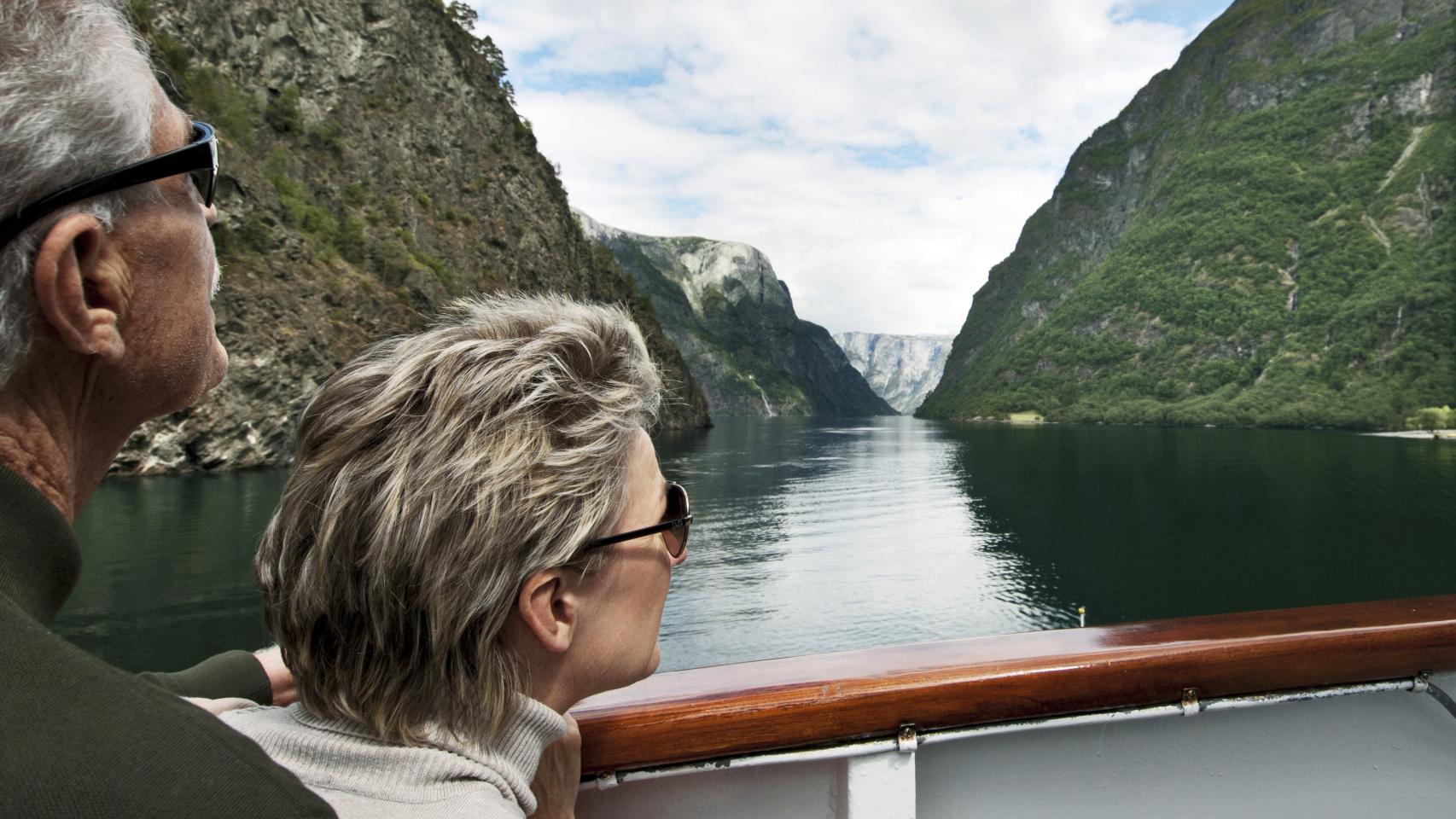 Pasajeros contemplan el escenario que ofrecen los fiordos.