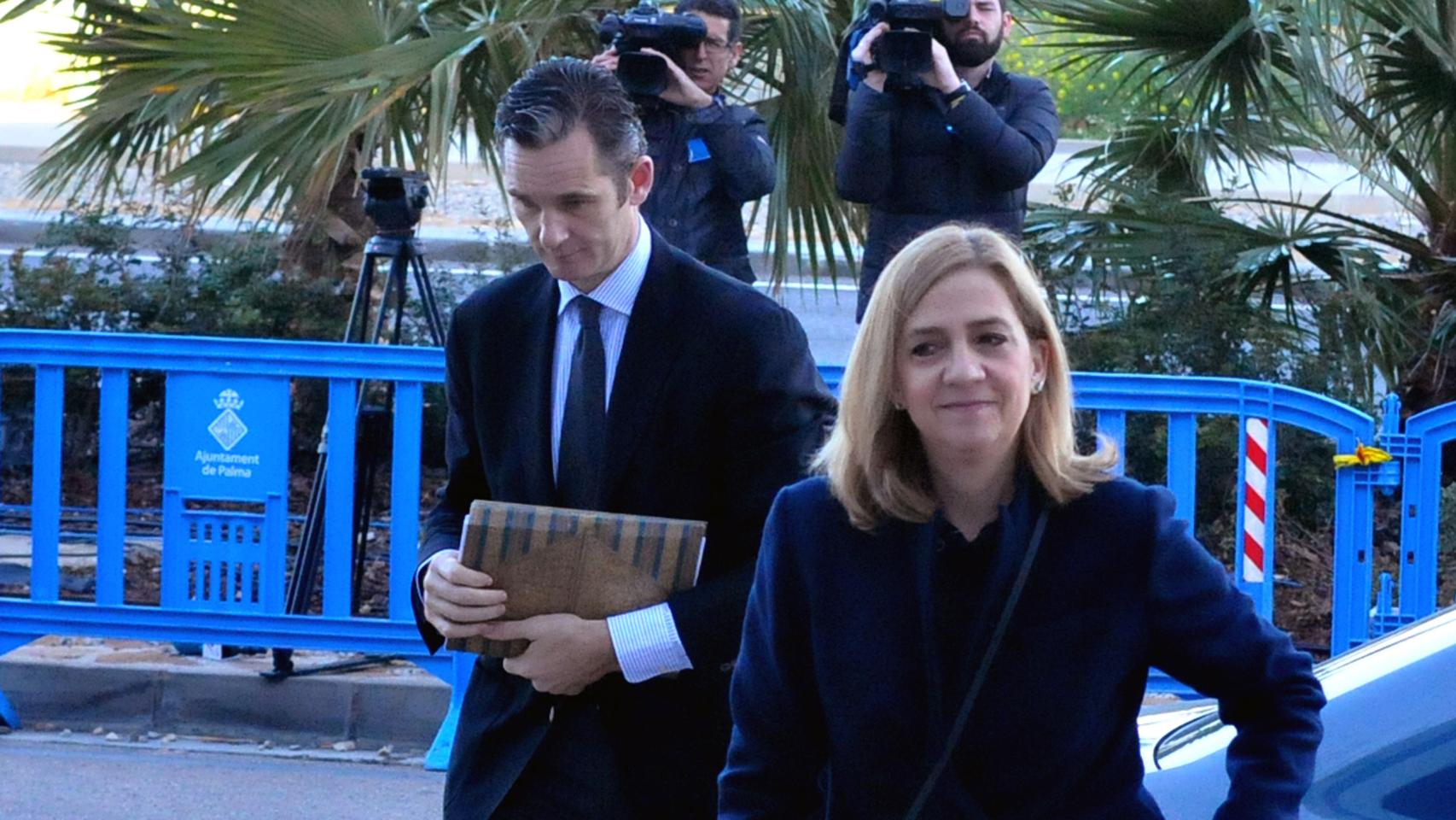 Urdangarín con rostro serio a su llegada al juicio