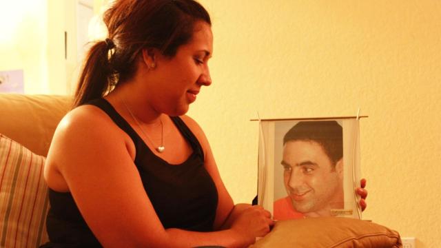 Tanya, en su casa, con una fotografía de Pablo.