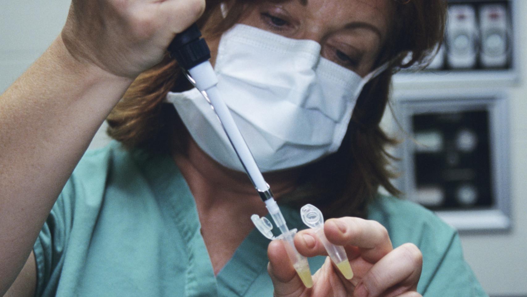 La veterinaria JoGayle Howard durante la inseminación de un hurón.
