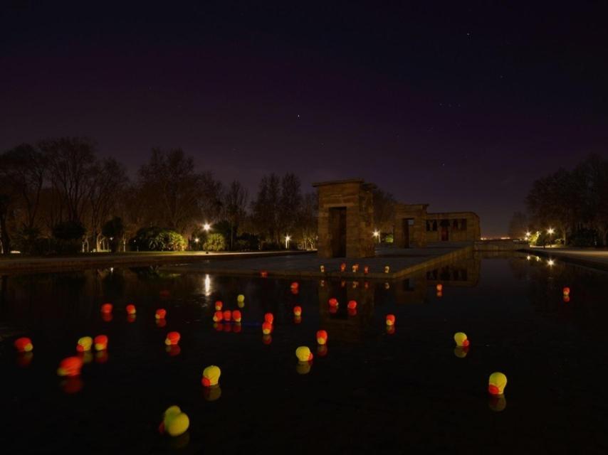 Benjamín-lli repartió sus cabezas con mascarillas contra la criminalización de los artistas.