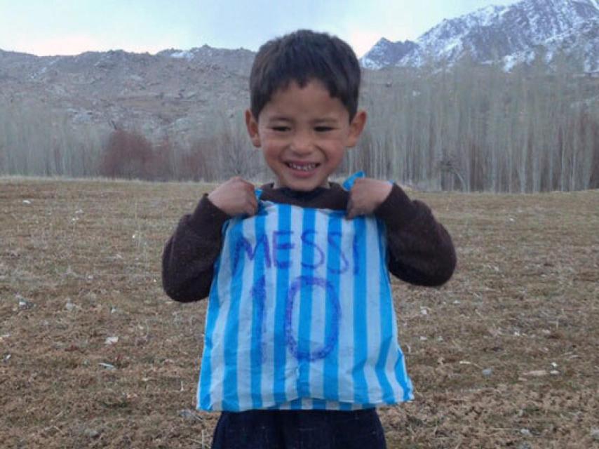 Murtaza Ahmadi con la camiseta de plástico.