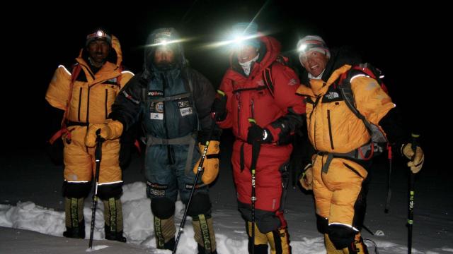 Los cuatro miembros de la expedición salen hacia cumbre de madrugada.