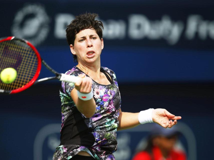 Carla Suárez golpea la bola.