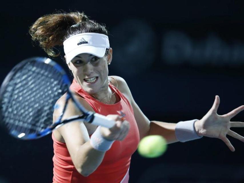 Garbiñe devuelve la bola.