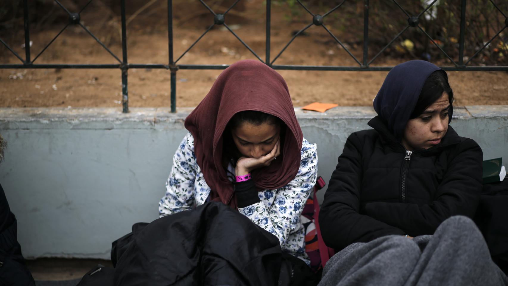 Dos jóvenes afganas acampan en la ateniense plaza Victoria.