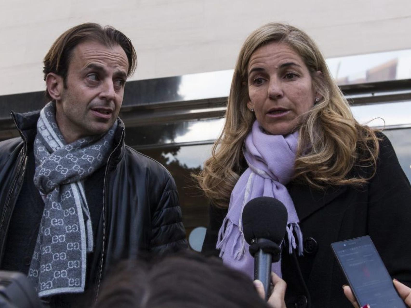 La extenista, junto a su marido en el tanatorio.