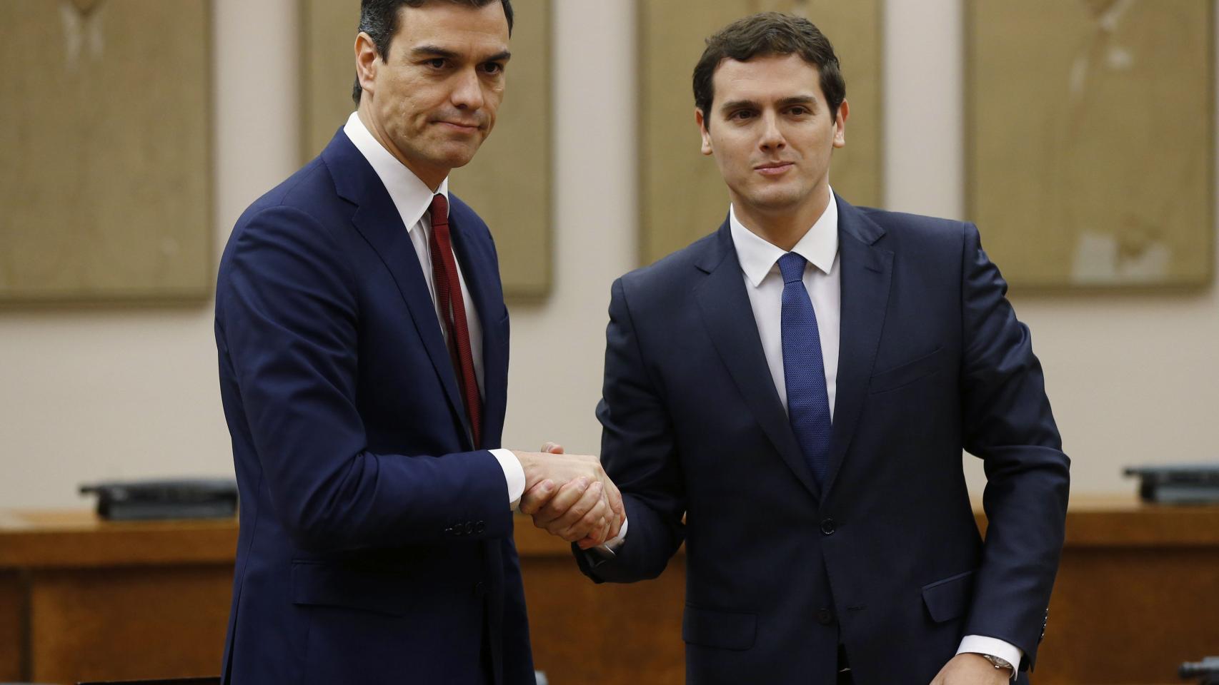 Pedro Sánchez y Albert Rivera tras la firma del pacto.