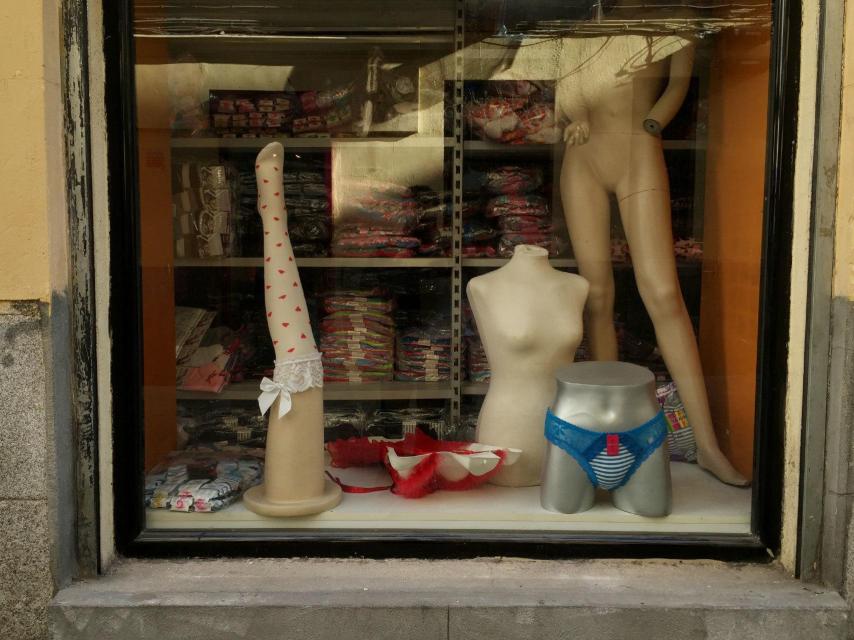 Existe en España una tendencia a creer que la belleza es de por sí sospechosa.