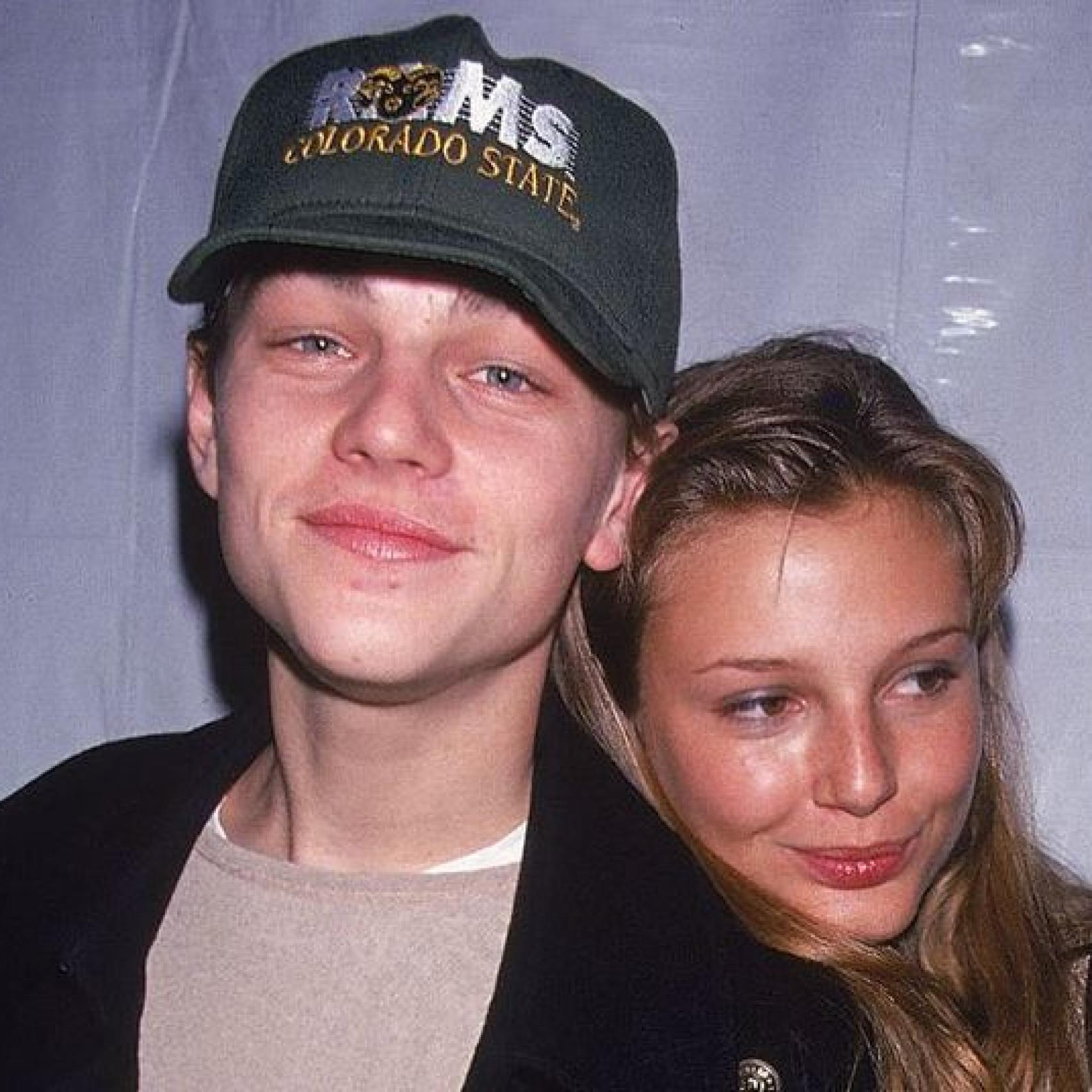 Bridget Hall fue su primera novia conocida