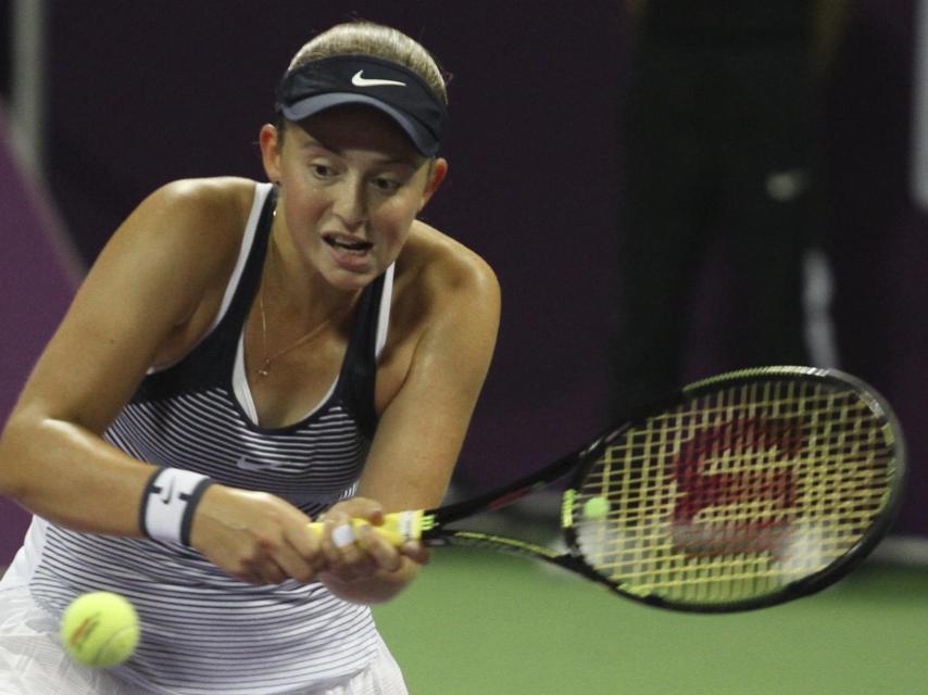 Jelena Ostapenko resta durante la final de Qatar.