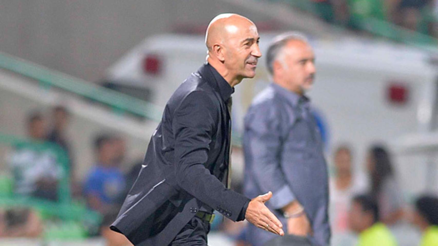 Pako Ayestarán da instrucciones en la banda.