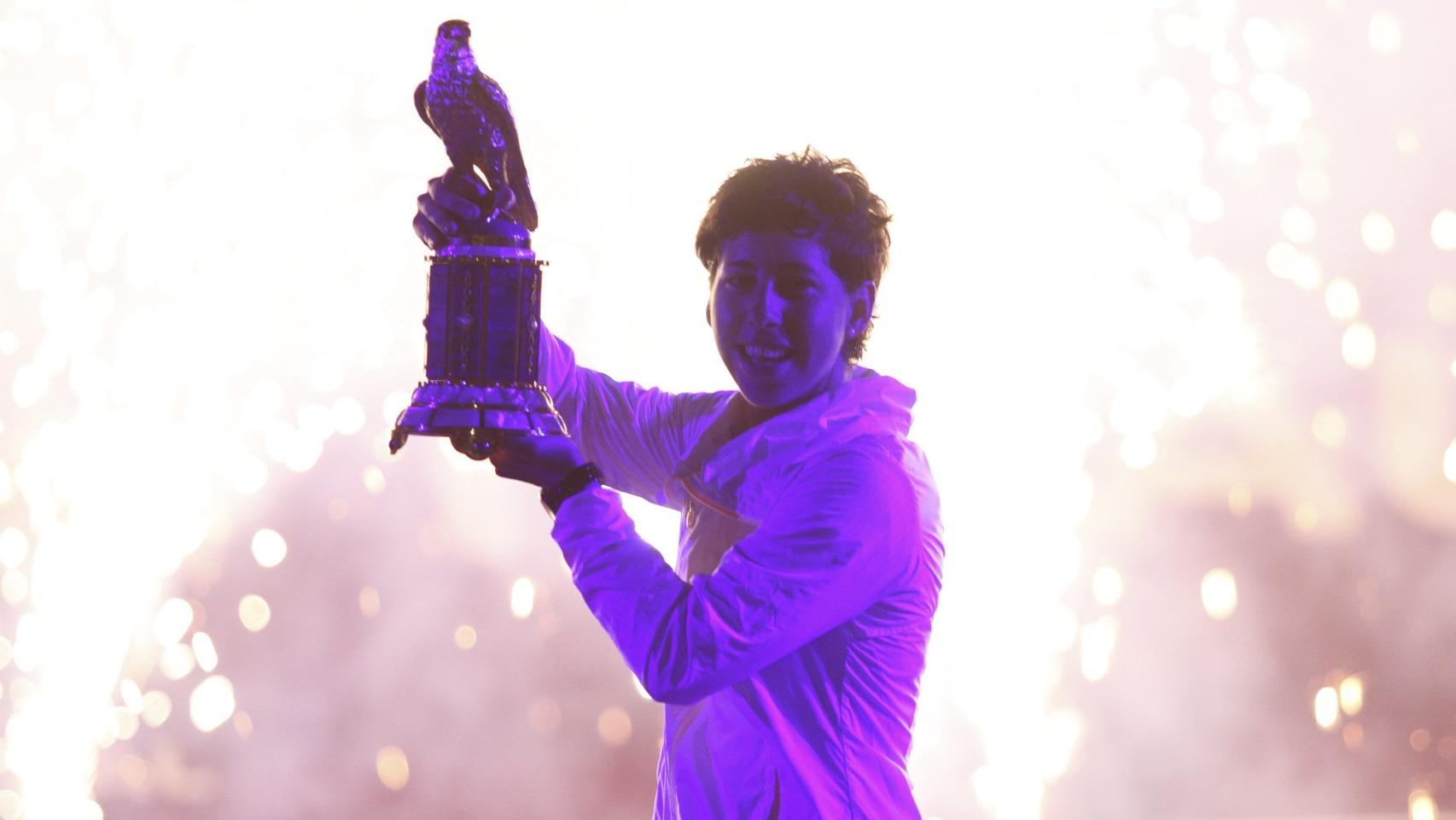 Carla Suárez celebra su título en Doha tras la final.