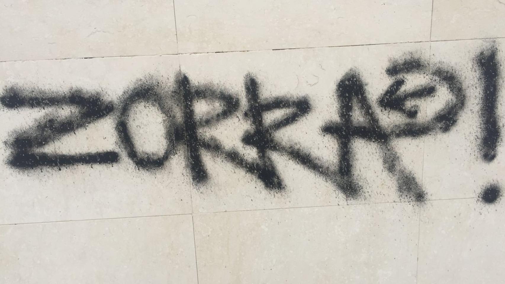 El insulto garabateado en la fachada de Villacís