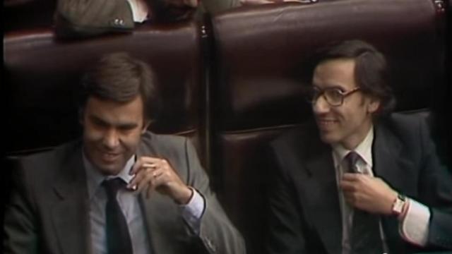 González, junto a Alfonso Guerra, encargado de defender la moción de censura.