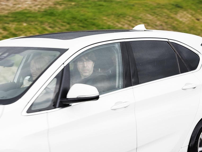 Urrusolo Sistiaga, en el asiento de atrás, abandona la cárcel