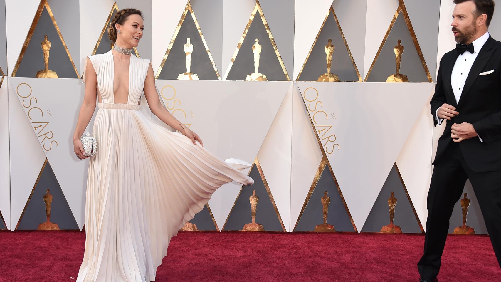 Olivia Wilde de Valentino y su marido el actor Jason Sudeikis