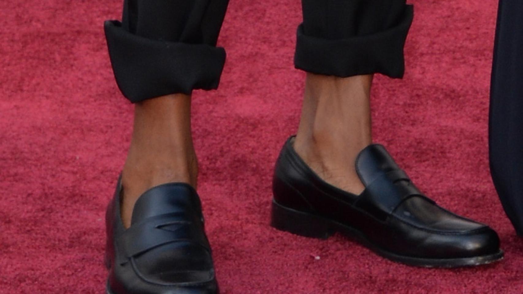 Pharrell Williams con los pantalones del smoking remangados