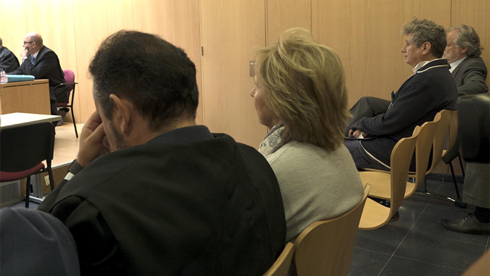 Dos de los hijos de la Duquesa Roja y su viuda durante el juicio por la herencia el pasado mes de septiembre