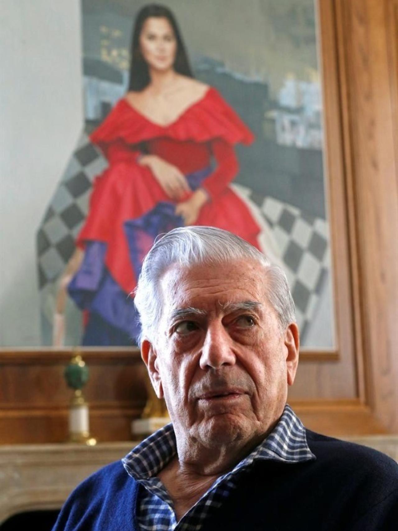 El escritor en su nueva casa, con Isabel Preysler de fondo, en entrevista a Efe.