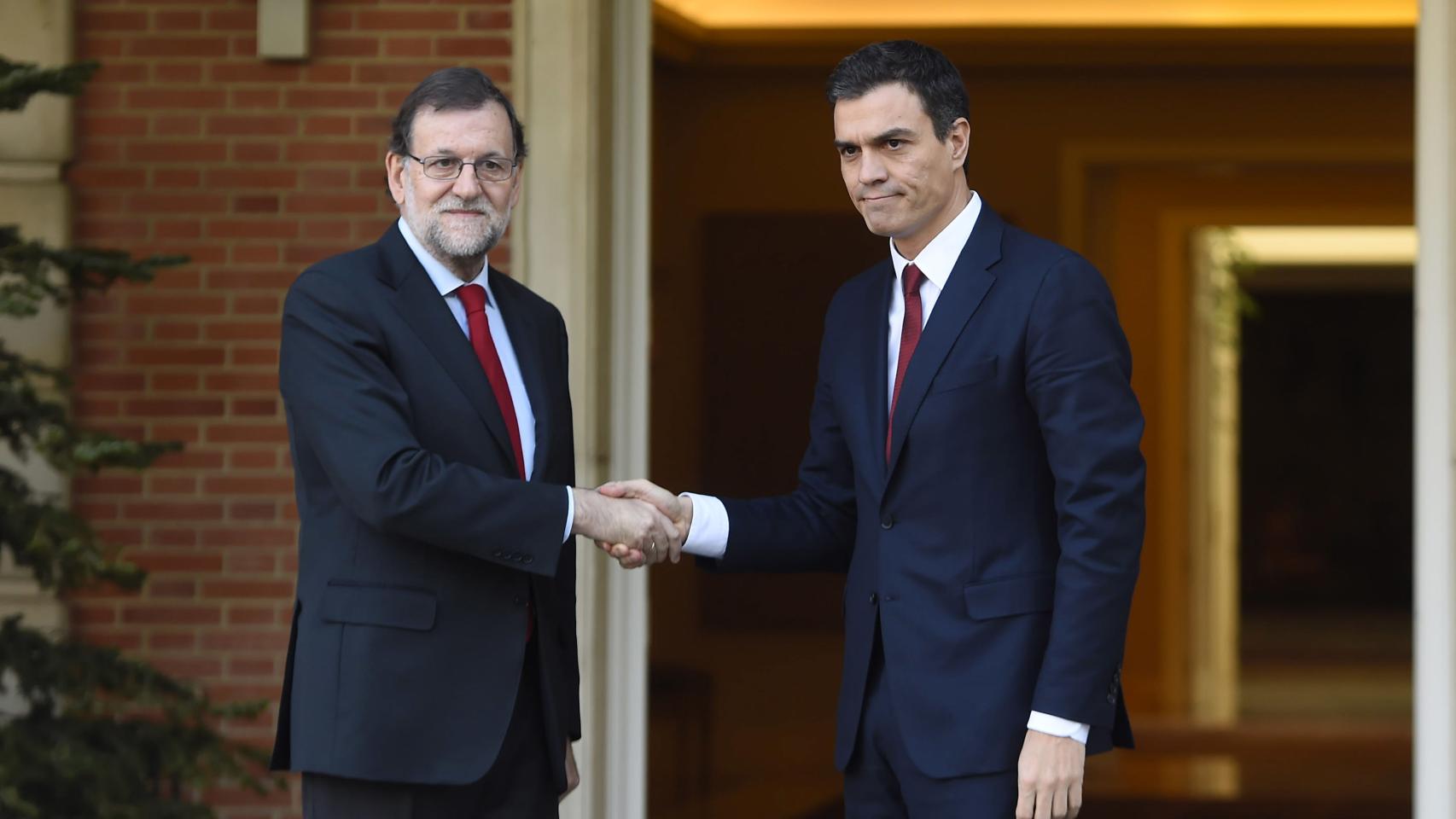 Pedro Sánchez con el traje fetiche en su reunión con Rajoy