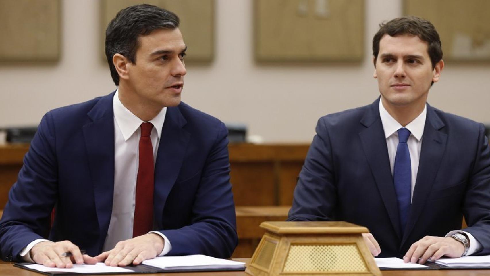 Sánchez usó la misma combinación para la firma del pacto con Ciudadanos