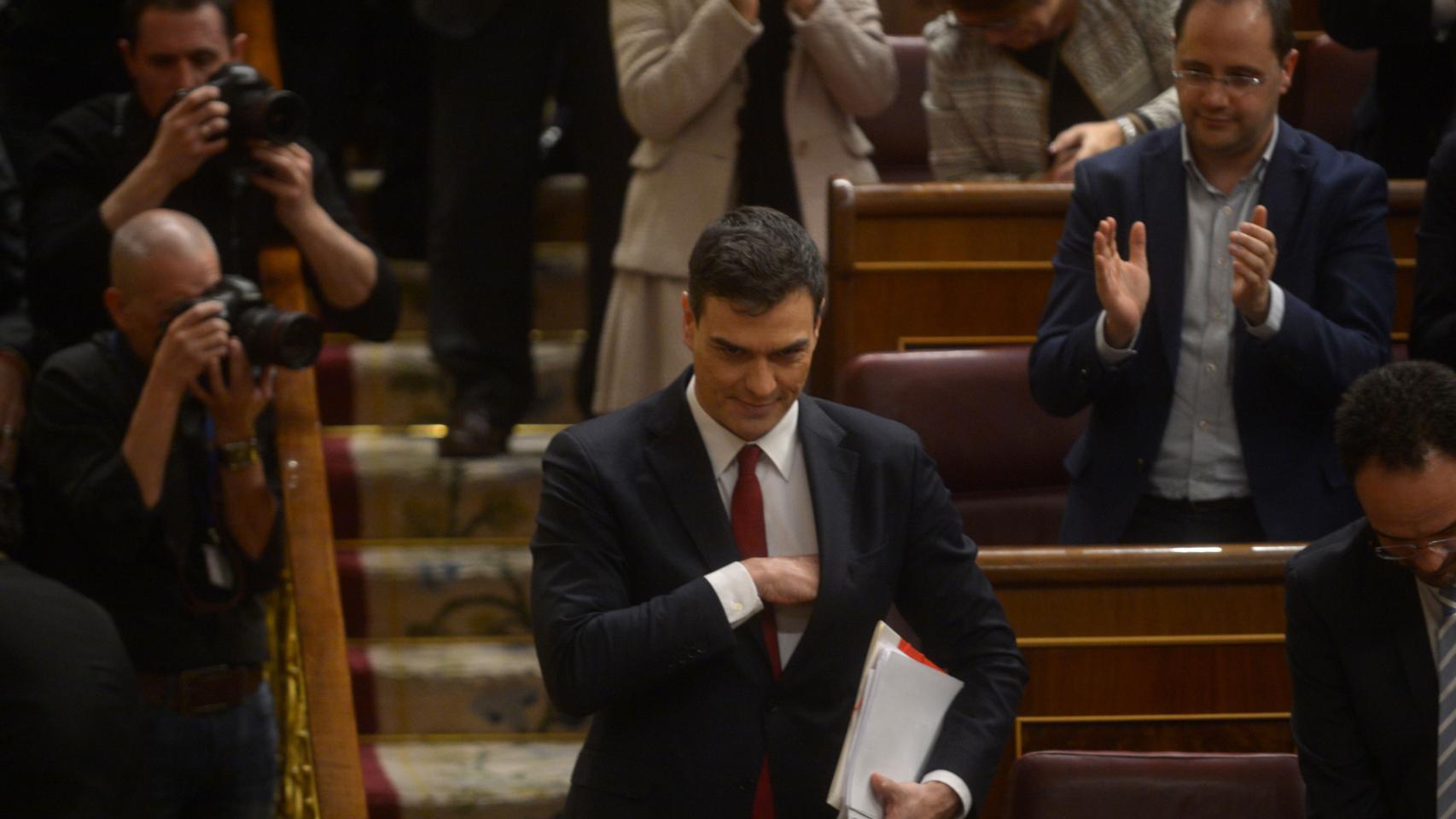 Este martes durante su debate de investidura también ha recurrido al look SuperSánchez